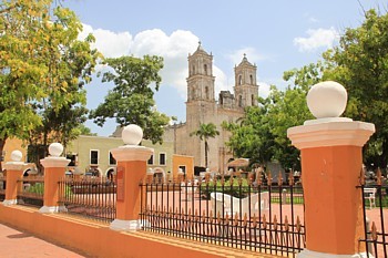 La ville coloniale de Valladolid est située tout près de Chichen Itza également.