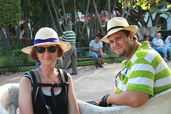 Céline Beaumont (de Voyages Régence) et Etienne St-Germain (Voyage Rola en Liberté), au parc de Mérida.