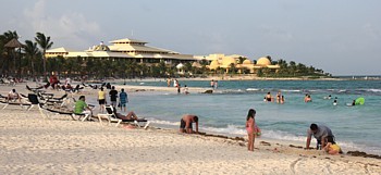 La plage du Barcelo Maya Beach Resort.