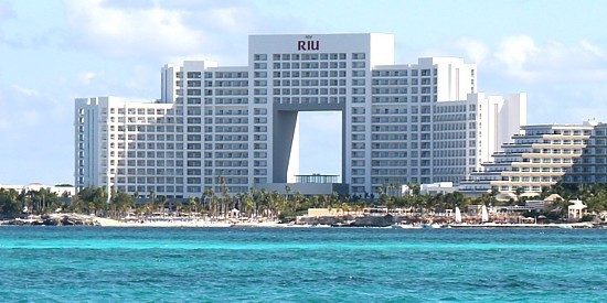 Au retour de Islas Mujeres, impossible de manquer l'arche et la silhouette imposante du RIU Palace Peninsula, qui dominent la côte.