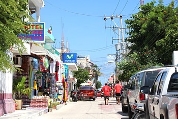 Isla Mujeres s'est beaucoup développée, comme en témoignent les nombreux commerces et l'animation de la rue principale.