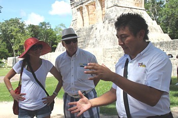 Fernanda Rosas, directrice adjointe du CPTM, et Guy Marchand, responsable senior pour le développement des affaires chez Sunwing, lors de notre escale à Chichen Itza.