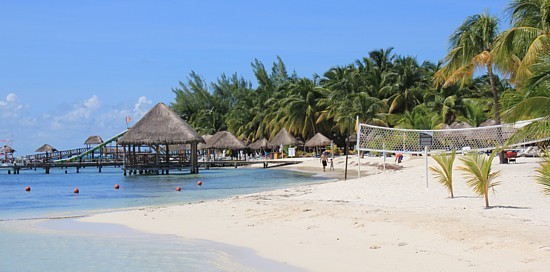 Isla Mujeres compte aussi de belles plages; comme celle-ci, où les excursions en catamaran font escale pour le dîner.