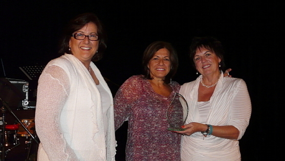 Johanne Robinson, Directrice de CWT Pointe-Claire entourée de Claudia Viani, Directeur Loisirs – Canada et Debbie Monahan, Directeur Régional Canada – Appui au programme des membres