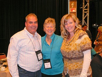 Julie Provost et Sylvain Paquette, propriétaires de CWT Voyages des Laurentides et Danielle Durocher, Directeur, Programme des Associés - Canada