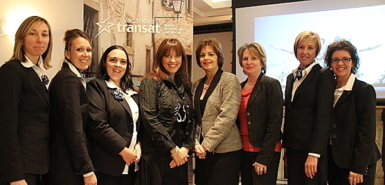 Maryse Martel, en compagnie de son équipe des ventes Sylvie Murdock, Superviseur développement des affaires;Cindy Charest, Représentante développement des affaires; Nathalie Carpentier, Représentante développement des affaires; Josée Rouleau, Représentante développement des affaires; Caroline Grenier, Représentante des ventes, croisières; Louise Cofsky, Chef, Commercialisation croisières; Nathalie Dunn, Directrice régionale des groupes