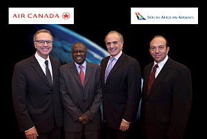 De gauche à droite : Yves Dufresne, vice-président – Alliances et Affaires réglementaires, Air Canada; Vuyisile Kona, chef de la direction de SAA; Calin Rovinescu, président et chef de la direction d'Air Canada; et Marc Cavaliere, responsable de l'Expansion des ventes et des Alliances mondiales à SAA