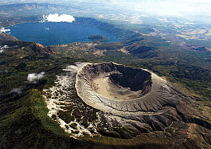 Le volcan Ilamatepec et le lac Coatepeque au Salvador