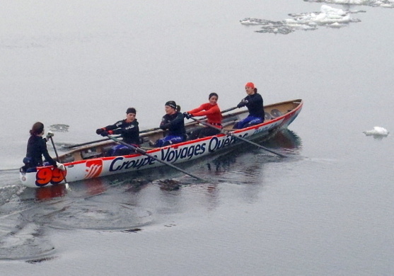 Groupe Voyages Quebec commanditaire d'une équipe féminine de canot à glace 