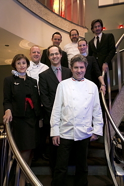 A gauche, longeant la rampe d'escalier, de bas en haut; Pascale Fretillère, Chef de cabine principal; Roger Passet, Chef Servair; Thierry Wheeler, Steward; Michel Quissac, Chef exécutif Servair. A droite, de bas en haut; Michel Roth, Chef du restaurant l'Espadon de l'hôtel Ritz Paris; Jean-Christophe Gaudeau, Chef produit Affaires, Air France (Paris); Sophie Bellot, Hôtesse Fabien Pelous, Vice-président et Directeur général, AIR FRANCE KLM Canada.