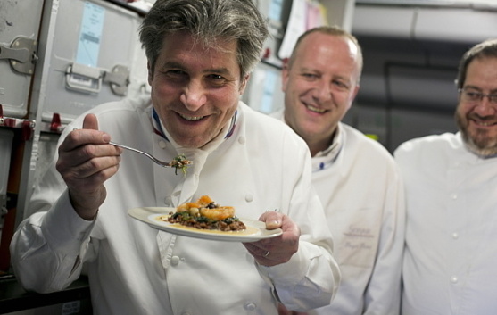 Le chef Michel Roth goûte l'une de ses créations à bord d'un vol Air France