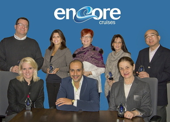 Rangée arrière - Scott Stone, Nadine Francis, Sylvie Fleury, Karen Garney et Ying Chun.  Rangée avant - Debbie Pichette, Amr Younes (vice-président, Croisières Encore) et Cecelia Rossos