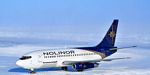 Un Boeing 737 de Nolinor Aviation se prépare à décharger une cargaison dans un site d'exploration minière éloignée après l'atterrissage sur une piste de glace au Nunavut, Canada. (Groupe CNW/Uppik Aviation)