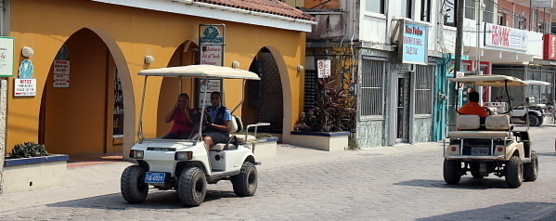 Dans la ville de San Pedro, on circule en voiturette de golf...