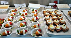 Le salon d'Air France propose maintenant des bouchées froides et chaudes, des soupes, des salades et des desserts, en libre-service.