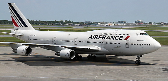 Le Boeing 747 qui dessert Montréal a été complètement réaménagé récemment. Le voici  lors de son arrivée, hier, à la porte 55.