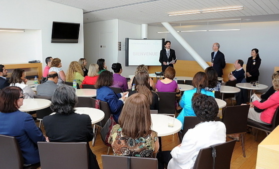 Fabien Pélous s'adresse aux agents de voyages . (photo Air France)