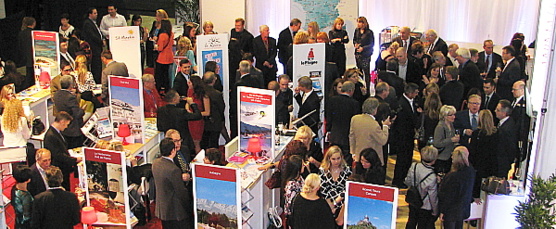 Atout France recevait les invités dans son espace d'exposition  pour un cocktail.