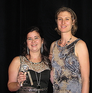 Émeraude Clayon et Catherine Fortier, vice-présidente du Collège April-Fortier