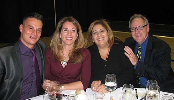 David Côté, Nathalie Tanious et Guy Marchand de Vacances Air Canada entourent Gina Mallamo de Mélia Cuba.