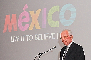 Rodolfo Lopez Negrete, président-directeur général, Conseil de promotion touristique du Mexique, présente la campagne organisée par le Conseil, « Vivez-le pour le croire », à l'occasion d'un gala au Musée des beaux-arts de l'Ontario, à Toronto, le mercredi 30 octobre 2013