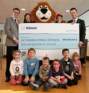 Air Transat a remis aujourd'hui un chèque de 309 605 dollars à la Fondation Rêves d'enfants. De gauche à droite : Jean-François Lemay (Directeur général, Air Transat), la mascotte Rêveur entourée de deux lutins et Eric Gareau (Fondation Rêves d'enfants). (Groupe CNW/Transat A.T. inc.)