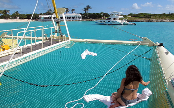 De grands catamarans font des excursions à Anguilla au départ de Saint-Martin. On se trouve ici devant le resort ultra chic de Cap Juluca.