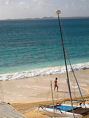 On voit Saint-Martin au loin depuis la plage de l'hôtel CuisinArt.