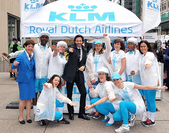 Les 9 participants en compagnie de Fabien Pelous, Vice-président et directeur général AIR FRANCE KLM Canada et Angela Mancuso, agent d’escale à l’aéroport de Montréal-Trudeau.Rangée du haut depuis la gauche : Angela Mancuso, Jean-Yves Ntone, Lyne Juteau, Fabien Pelous, Anne-Michelle Mouledos, Coralie Barbier, Andrinirina Rakotoavirany, Vanda Freitas..Rangée du bas depuis la gauche : Tanya Waizman, Marina Rinaldo et Femke Kroese