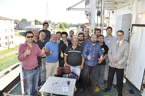 M. Jean-François Lemay, directeur général d’Air Transat, et M. Serge Péloquin, maire de Sorel-Tracy, en compagnie des douze marins turcs.