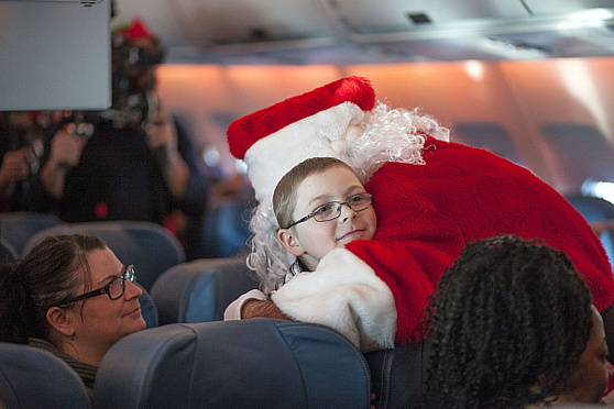 Air Transat et la Fondation Rêves d’enfants célèbrent dix ans de partenariat et permettent à une centaine d’enfants malades de s’envoler à la recherche du père Noël