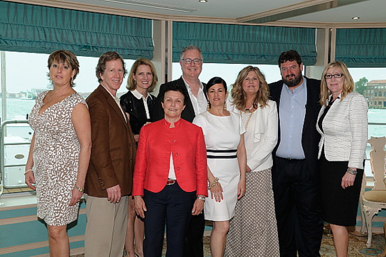 Derrière : Lyne et Éric Rose de Voyages Bergeron; Libbie Rice et Lindsay Pearlman coprésidents, Réseau Ensemble;  Caroline Lavictoire Voyages Fontainebleau; Ken Mann de House of Travel – Maison de voyages; Michelle Palma d’Uniworld. Devant : Nadia Giudicce de Groupe Ideal, Nathalie Guay directrice exécutive, Réseau Ensemble.