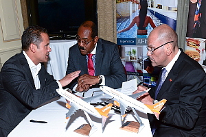 Stephen Hunter, CEO du Groupe de Voyages Sunwing en discussion avec les autorités du Tourisme d'Antigua Barbuda. (photo credit:Caribbean 360)