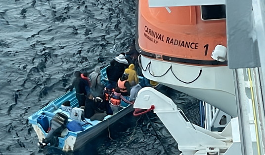 L’équipe du Carnival Radiance sauve 25 personnes bloquées à bord d’un petit bateau. (photo par Carnival)