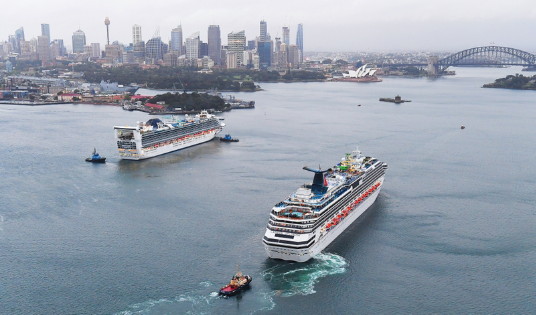 Le Carnival Splendor et le Pacific Adventure dans le port de Sydney (photo par Carnival)