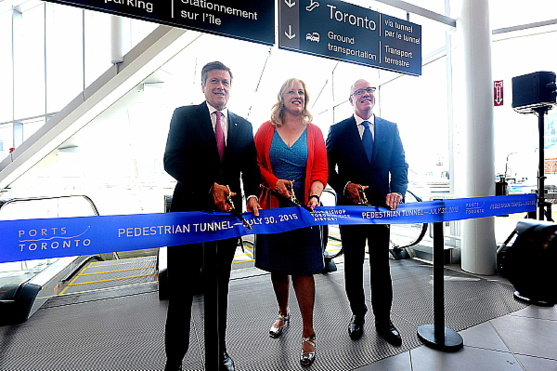 L'honorable Lisa Raitt, ministre des Transports, et Monsieur le Maire de Toronto, John Tory, se joignent au président de PortsToronto, Mark McQueen, pour la cérémonie d'inauguration soulignant l'ouverture du tunnel piétonnier de l'Aéroport Billy Bishop de Toronto (Groupe CNW/PortsToronto)