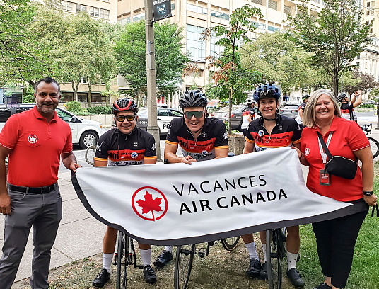 Vacances Air Canada relève le Défi Vélo 401 en annonçant un don surprise