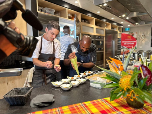 Le Chef Harold Jeanville dans les cuisines d’Ateliers & Saveurs à Québec en 2023.