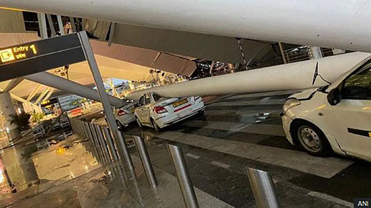Un mort et huit blessés dans l'effondrement d'un toit à l'aéroport de New Delhi