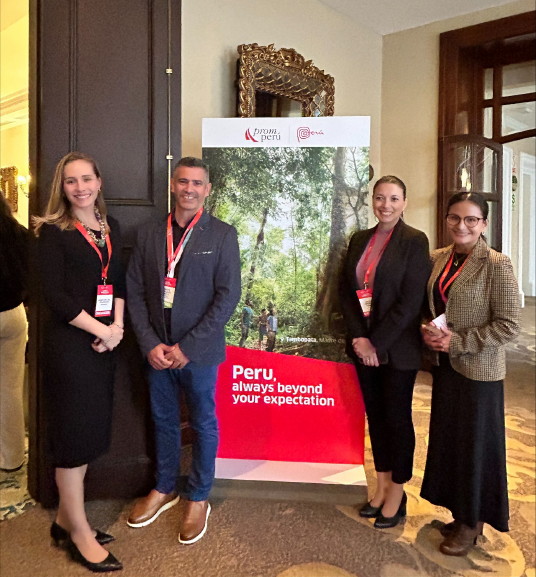 De gauche à droite : María Del Sol Velásquez García, directrice de Promperu / Jhadyd Gonzalez, chef, ventes nationales chez Air Transat / Cecilia Berrocal, spécialiste du marché nord-américain chez Promperu / Yshiella Diaz, spécialiste marché canadien chez Promperu