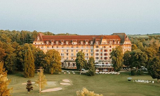 Club Med a dévoilé le nouveau visage de son iconique Resort Art déco : Vittel Ermitage.