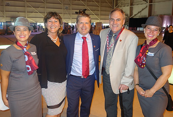 Deux agents de bord d'Air Canada Rouge encadrent Debbie Legroulx, chef de service générale régionale -ventes d'Air Canada; François Choquette, directeur des ventes spécialisées d'Air Canada et Guy Marchand, directeur des ventes de VAC au Québec.