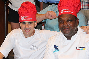 Gerald Kambona (à droite) , chef martiniquais invité, et Olivier Perret, chef exécutif du restaurant Renoir (de l'Hôtel Sofitel)