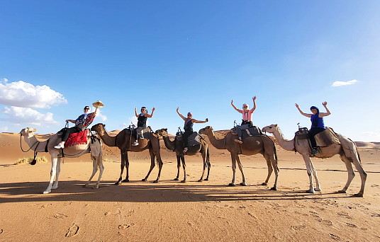 Les agents de voyages lors d`une aventure excitante dans les Dunes  à Merzouga