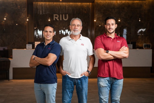 De gauche à droite : Luis Riu Rodríguez, Luis Riu Güell et Roberto Riu Rodríguez.