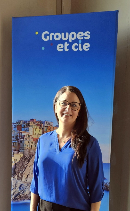 CV Varennes-Groupes et cie : pendant la foire, Joannie Croteau, conseillère et accompagnatrice de Groupes et cie répondait aux questions des clients.