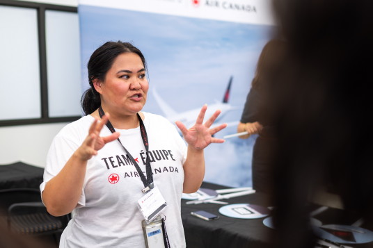 De jeunes femmes découvrent le secteur mondial de l’aviation à Air Canada