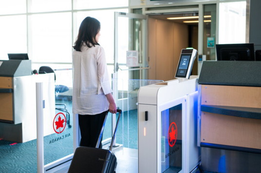 Air Canada et l'aéroport international de Vancouver sont les premiers au Canada à investir dans la technologie et l'équipement qui permettront de moderniser l'expérience de voyage dans les aéroports canadiens. Ils offrent ainsi aux voyageurs la commodité et la sécurité de la reconnaissance numérique à la porte d'embarquement pour confirmer leur identité. (Groupe CNW/Air Canada)