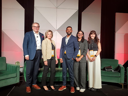 David Reault, vice-président – Relations avec les gouvernements et les collectivités d’Air Canada, Tiffany Sanford, Ramachandran Gomathi, Harshveer Dhaliwal and Gabrielle Heschuk, récipiendaires du Air Canada Future Leaders Contest Awards.