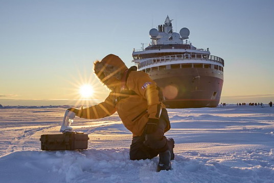 Dans le cadre du programme PONANT Science, le projet a mobilisé 20 chercheurs, de 7 nationalités différentes, pour la toute première traversée de l’océan Arctique d’ouest en est. À bord du Commandant Charcot, des missions pluridisciplinaires ont permis d’étudier les impacts du changement climatique sur cette région polaire en pleine transformation, aux côtés des passagers.©PONANT – Antoine Le Guen